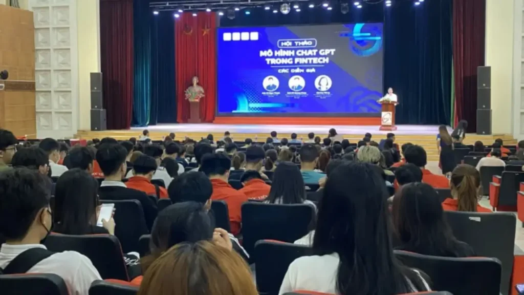 PTITxMB: HỘI THẢO MÔ HÌNH CHATGPT TRONG FINTECH BÙNG NỔ CÙNG HƠN 300 SINH VIÊN THAM GIA